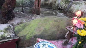 Kỳ lạ chuyện cả làng lập bàn thờ… một hòn đá