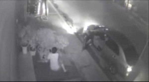 Clip: Đi ôtô sang chảnh ăn trộm cây cảnh ở Yên Bái