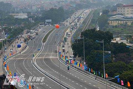 Cận cảnh thông xe cầu vượt thép 'khủng' ở thủ đô