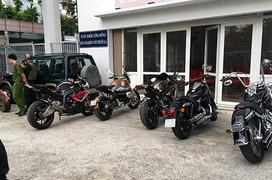 Môtô 'khủng' dàn hàng ngang, nẹt pô ầm ĩ trên phố Đà Nẵng