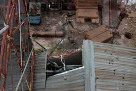 Cả ngân hàng hoảng loạn tháo chạy khi giàn ép cột bê tông đổ sập