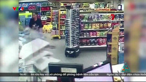 Clip: Đang mua sắm trong siêu thị bị ôtô 'điên' đâm thảm khốc