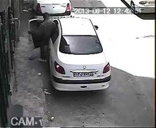 Video trộm đồ trong ôtô trong nháy mắt dù cửa vẫn khoá