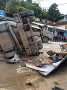 Xe bồn trôi dốc đâm vào quán xôi sáng, 2 người chết thảm