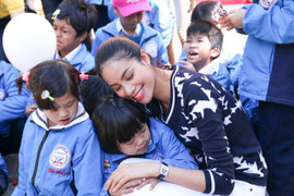 Phạm Hương khoe nhan sắc rạng ngời bên dàn người đẹp