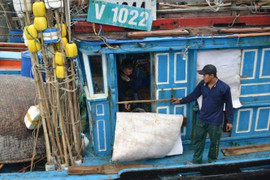 Tàu vỏ thép Trung Quốc đâm liên tiếp tàu cá của ngư dân Quảng Ngãi