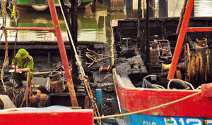 Hai tàu cá cháy ngùn ngụt, hàng chục tàu khác 'tháo chạy' giữa đêm