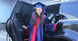 Hồ Quỳnh Hương khoe xe sang bạc tỷ trong ngày trở thành giảng viên