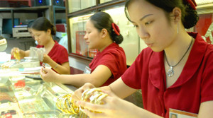 Giá vàng ‘lao dốc’ theo giá dầu