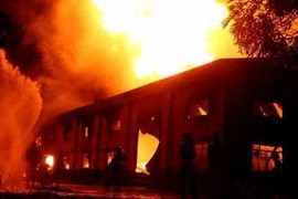 Nổ lớn trong đám cháy rực trời Bình Dương