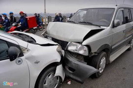 Hai ô tô đối đầu, cầu Vĩnh Tuy ùn tắc kinh hoàng