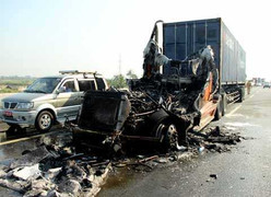 Container phát nổ cháy rụi trên cao tốc, tài xế đạp cửa thoát thân