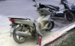 Hà Nội: Xe máy bốc cháy dữ dội khi đang chạy