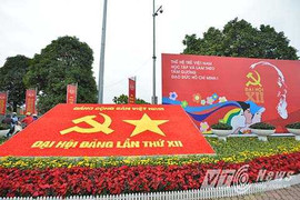 Hà Nội rực rỡ cờ hoa chào mừng Đại hội Đảng XII