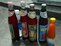 TP.HCM: Phát hiện hơn 16.000 chai siro và tương ớt bẩn