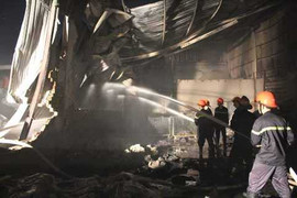 Ba người dìu nhau chạy khỏi biển lửa bao trùm căn nhà 3 tầng