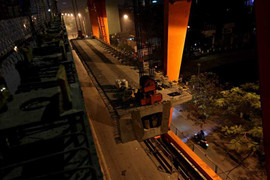 Cận cảnh xe khổng lồ lao dầm đường sắt trên cao giữa lòng hồ