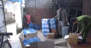 Kinh hoàng pha chế dấm bằng axít và nước lạnh