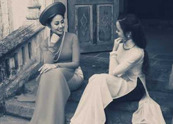 Hai nữ công an xinh đẹp thướt tha trong tà áo dài xưa