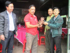 Cứu khỉ mặt đỏ quý hiếm giá trị hàng chục triệu đồng khỏi bàn nhậu