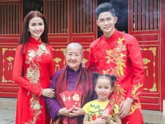 Phan Thị Mơ khoe nhan sắc rạng rỡ bên trai lạ