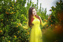 Ngọc Anh xinh đẹp như thiếu nữ duyên dáng dạo vườn xuân