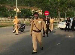 Clip: Cảnh sát 'mai phục' đoàn môtô phân khối lớn