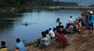 Bơi ra giữa hồ chụp ảnh, 2 học sinh tử vong