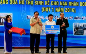 Trao sinh kế cho 20 nạn nhân bom mìn có hoàn cảnh khó khăn