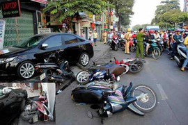 Tài xế ngủ gật, ô tô 4 chỗ đâm hàng loạt xe máy