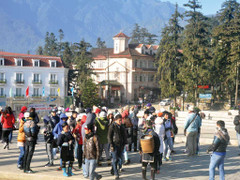 Clip: Du khách ùn ùn đổ về Sa Pa đón tuyết