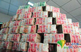 Thưởng Tết: Choáng với những 'núi' tiền cao hơn đầu người dịp cuối năm