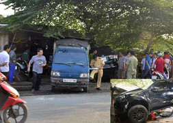 Hàng chục người nâng ô tô 'điên', cứu người kẹt dưới gầm xe