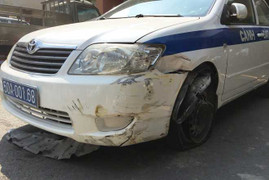 Trộm xe công vụ bỏ trốn, đâm vào trạm thu phí