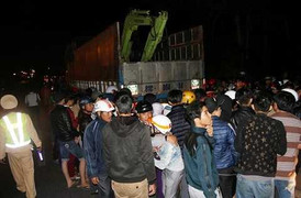 Tông đuôi xe tải, cặp vợ chồng trẻ chết thương tâm