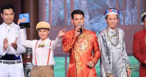 Hoài Linh 'an ủi' Cát Phượng bằng chiếc cúp Ơn giời cậu đây rồi