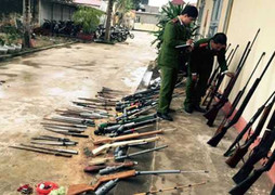 Vận động dân giao nộp kho vũ khí tự chế 'siêu khủng'