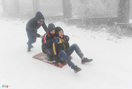 Trượt tuyết trên đỉnh Mẫu Sơn khiến giới trẻ thích thú