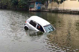 Lùi xe quá đà xuống hồ nước giữa ngày Hà Nội rét 7 độ C