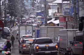 Đổ xô lên Sa Pa ngắm tuyết, đoàn xe kẹt cứng suốt 10km
