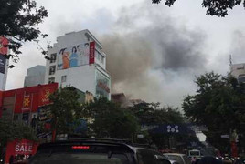 Thực khách tháo chạy khỏi quán cơm bốc cháy giữa trung tâm Hà Nội