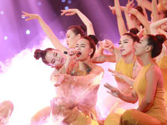 Hoàng Thuỳ Linh múa quạt điêu luyện, áp đảo dàn thí sinh The Remix