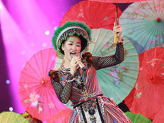 Maya dễ thương khi hoá thân thành cô gái dân tộc Thái