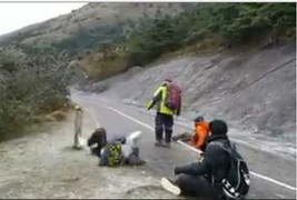 Clip: Sa Pa đường trơn, du khách ngã dúi dụi