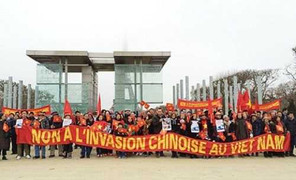 Người Việt tại Pháp biểu tình phản đối hành vi của Trung Quốc ở Biển Đông