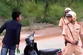 Vi phạm giao thông, 2 thanh niên hung hãn lao vào đánh CSGT