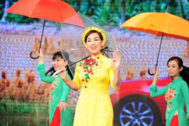 Phi Nhung lột xác thành cô Thắm về làng