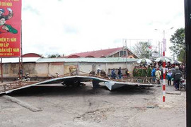Bảng hiệu khổng lồ đổ sập đè nát 2 xe máy, học sinh tiểu học thoát chết trong gang tấc