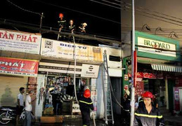 Dỡ nóc nhà cứu đám cháy giữa trung tâm Sài Gòn