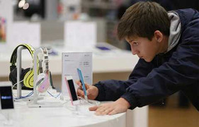 Người Việt ở Nga đổ xô đi mua iPhone, máy ảnh